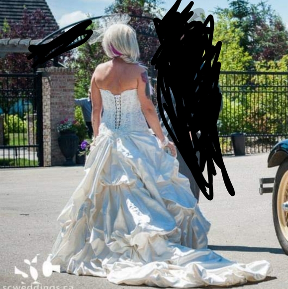 Maggie Sottero 'Perla' Gown - Picture 2 of 4